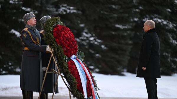 Predsednik Rusije Vladimir Putin položio venac na Grob neznanog junaka - Sputnik Srbija