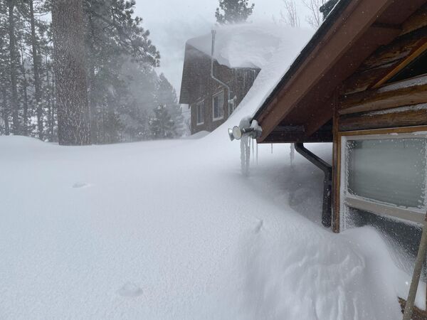 Снег је у појединим деловима нападао до кровова кућа. - Sputnik Србија