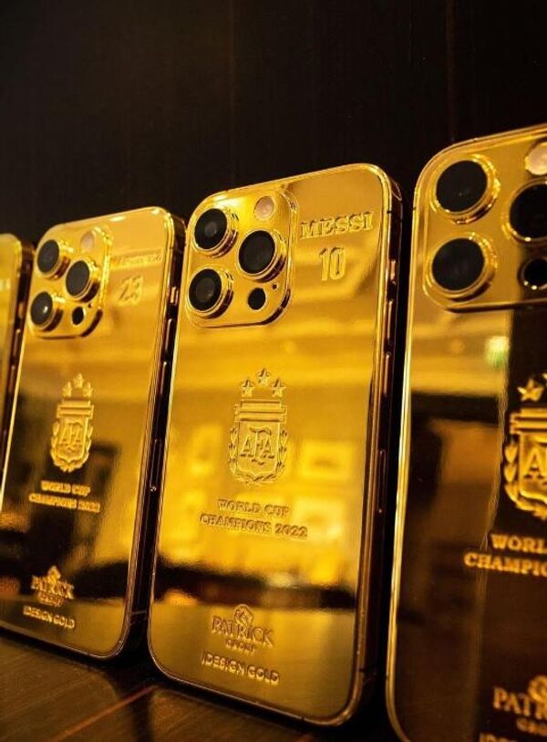 Златни телефони су за викенд испоручени на Месијеву адресу у Паризу. - Sputnik Србија