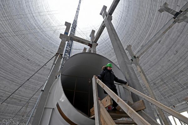 Поглед на унутрашњост расхладног торња у изградњи на новој нуклеарној електрани. - Sputnik Србија