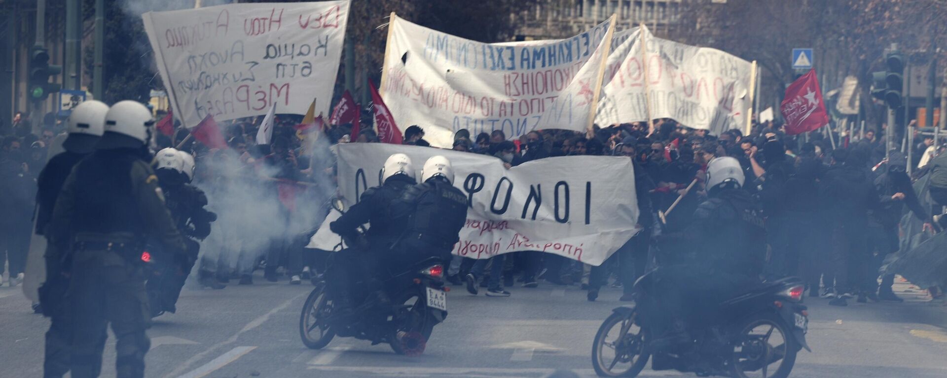 Grčka policija bacila suzavac na demonstrante u Atini - Sputnik Srbija, 1920, 05.03.2023