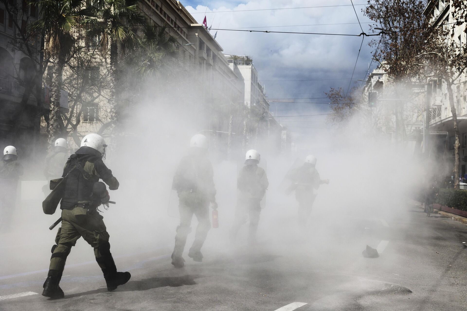 Грчка полиција је против демонстраната у Атини употребила и шок бомбе. - Sputnik Србија, 1920, 05.03.2023