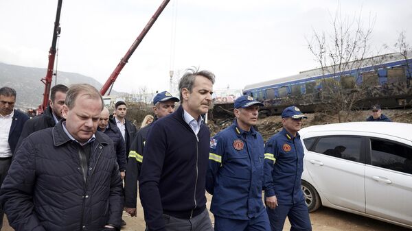 Grčki premijer Kirijakos Micotakis obilazi mesto železničke nesreće kod Larise - Sputnik Srbija