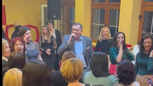 Милорад Додик пева на прослави у Модричи - Sputnik Србија