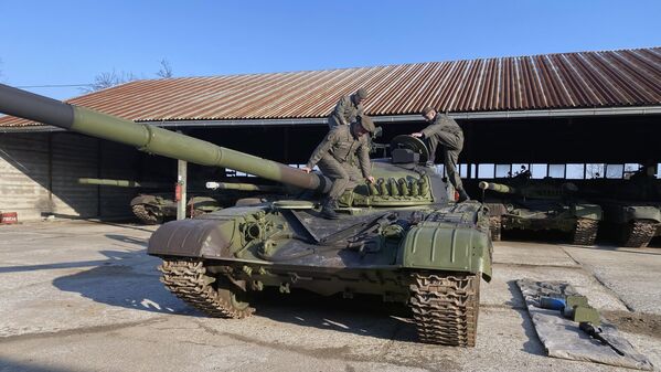 Od posada tenka se očekuje da savladaju sve taktičke postupke u izvođenju borbenih dejstava u odbrani i napadu, što obuhvata vožnju tenka u različitim terenskim uslovima, efikasnu upotrebu naoružanja i održavanje sklopova i podsistema ovog složenog borbenog sredstva. - Sputnik Srbija