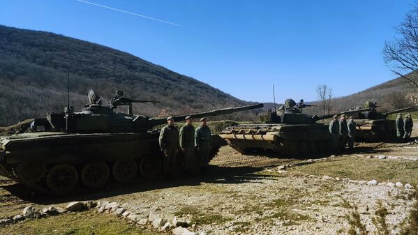 Intenzivna obuka profesionalnog sastava i vojnika na dobrovoljnom služenju vojnog roka za borbenu upotrebu tenkova M-84. - Sputnik Srbija