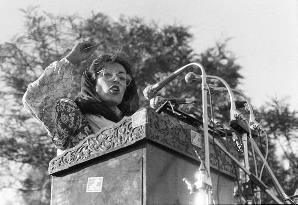 Беназир Буто, некадашња премијерка Пакистана и прва жена на челу владе неке муслиманске земље - Sputnik Србија