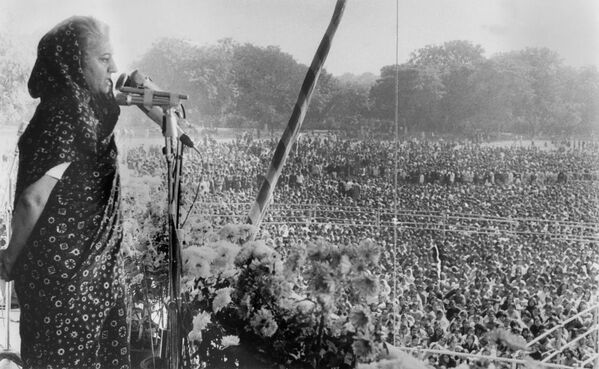 Indira Gandi, prva žena premijer Indije i centralna ličnost Indijskog nacionalnog kongresa, dugogodišnje vladajuće partije Indije nastale iz pokreta Mahatme Gandija koji je doveo do nezavisnosti te zemlje. Takođe, ona je ćerka Džavaharlala Nehrua, prvog premijera Indije i majka Radživa Gandija, koji ju je nasledio na premijerskoj poziciji. - Sputnik Srbija