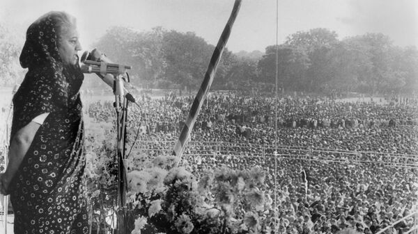 Premьer-ministr Indii Indira Gandi obraщaetsя k tolpe studentov v Nью-Deli, dekabrь 1971 goda - Sputnik Srbija