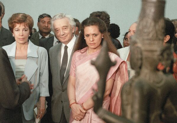 Raisa Gorbačov, supruga bivšeg lidera SSSR Mihaila Gorbačova, poznata i kao veliki filantrop i aktivista, i Sonja Gandi, supruga ubijenog indijskog premijera Radživa Gandija, koja je bila najdugovečniji predsednik Indijskog nacionalnog kongresa - Sputnik Srbija