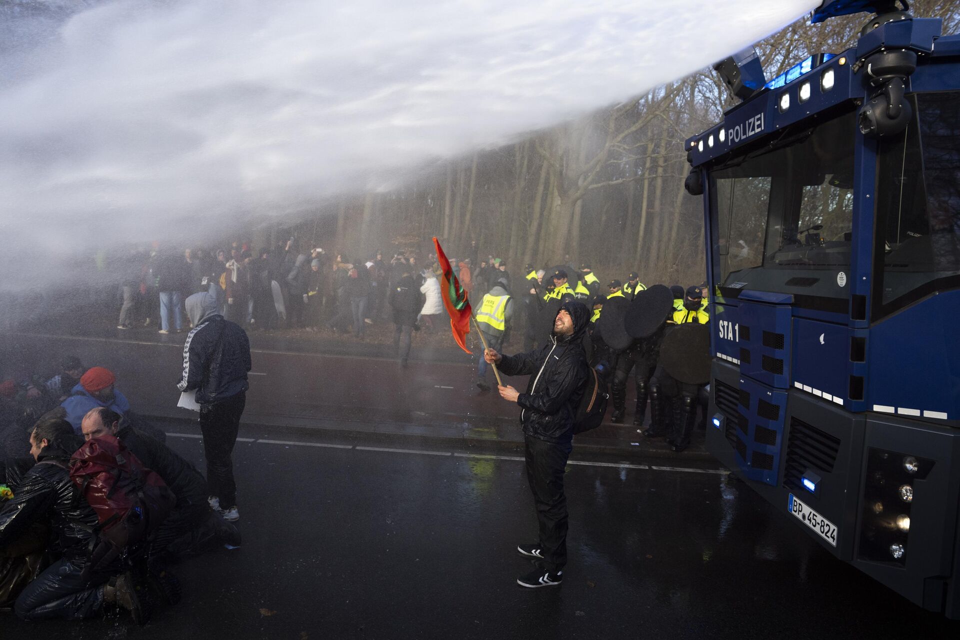 Holandska policija upotrebila vodene topove protiv demonstranata u Hagu. - Sputnik Srbija, 1920, 11.03.2023