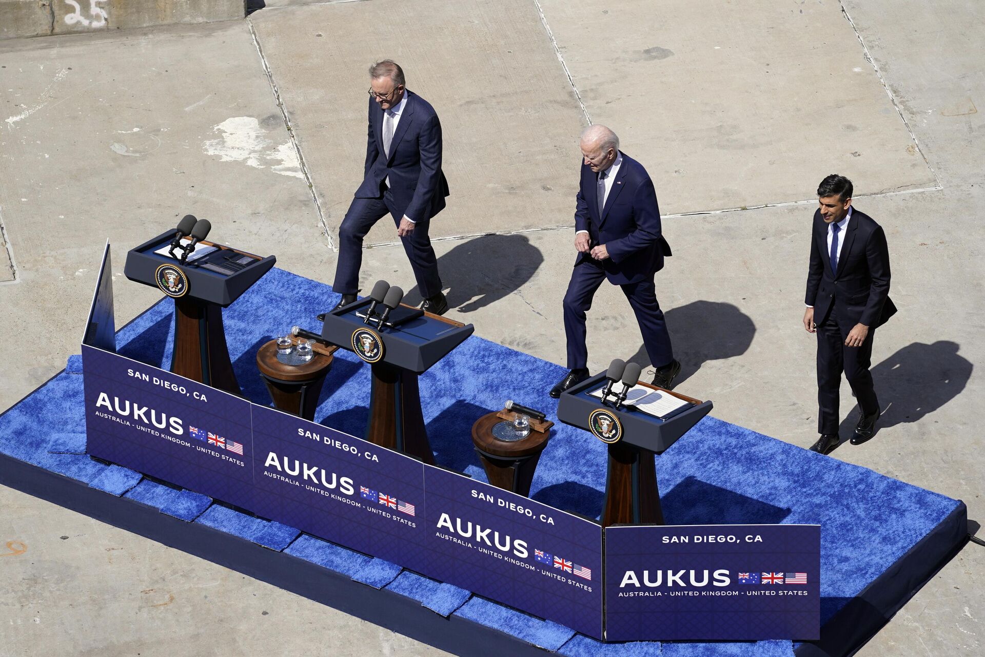 Џозеф Бајден, Ентони Албанезе и Риши Сунак на представљању плана о аустралијској набавци нуклеарних подморница у оквиру пакта АУКУС - Sputnik Србија, 1920, 14.03.2023