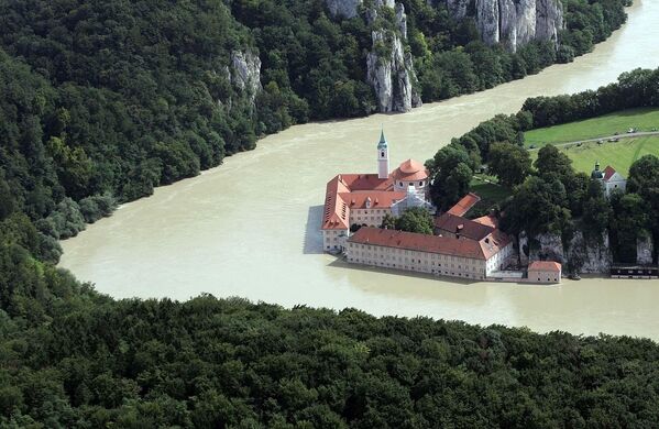 Dunav važi za jednu od najlepših evropskih reka, a nekada pokaže i svoju snagu, baš kao na ovoj fotografiji iz 2005, kada je poplavio i manastir Veltenburg u južnoj Nemačkoj, jedan od najstarijih u toj državi. - Sputnik Srbija