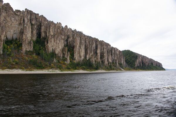 Nacionalni park Stupovi Lene nalaze se na reci Leni u istočnom Sibiru, u blizini Jakutska. To je prirodna tvorevina, visoka između 100 i 150 metara, nastala od nekadašnjeg morskog dna, oblikovanog ekstremnim klimatskim razlikama koje se javljaju u tom kraju - Sputnik Srbija