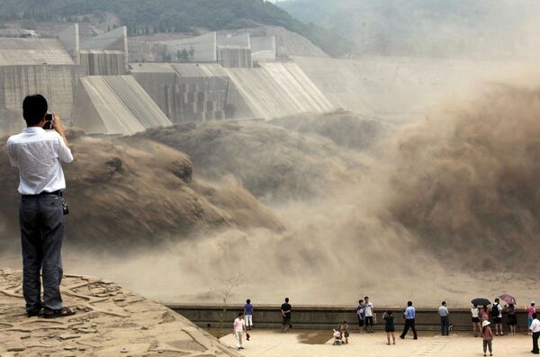 Nesvakidašnji prizor ispuštanja vode iz brane Sjaolangdi na Žutoj reci u Kini, snimljen 2012. godine. Na ovaj način se delovi provincije Henan štite od velikih poplava, kakve su pogodile taj kraj 2010. godine, kada je poginulo više od 4.000 ljudi. - Sputnik Srbija