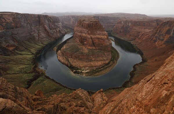 Okuka Potkovica reke Kolorado u čuvenom kanjonu, u delu koji prolazi kroz Arizonu. - Sputnik Srbija