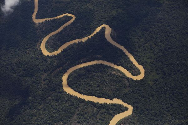 Pogled iz vazduha na reku Mukahai na severu Brazila oko koje žive brojne zajednice domorodaca - Sputnik Srbija
