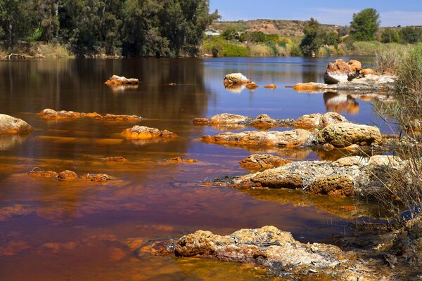 Rio Tinto, ili Crvena reka u Španiji svoju jarko crvenu i narandžastu boju dobila je od velikih količina gvožđa i teških metala, nastalih kao posledica velikog broja rudnika koji se oko nje nalaze hiljadama godina. Takođe, poznata je i po veoma visokom stepenu kiselosti vode - Sputnik Srbija