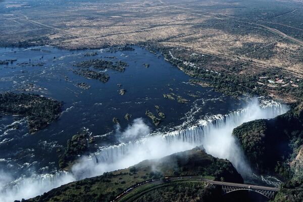 Viktorijini vodopadi na reci Zambezi na granici Zambije i Zimbabvea, jedni su od najvećih na svetu. Sama reka Zambezi četvrta je najveća u Africi i najveća reka koja se uliva u Indijski okean, a svojim tokom napaja živopisan biljni i životinjski svet istoka Afrike. - Sputnik Srbija