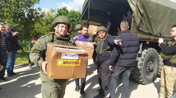 Ruski vojnici istovaruju pomoć koju su Sputnjik i dobrotvorna fondacija „Doktor Liza“ prikupili za sirijski narod - Sputnik Srbija