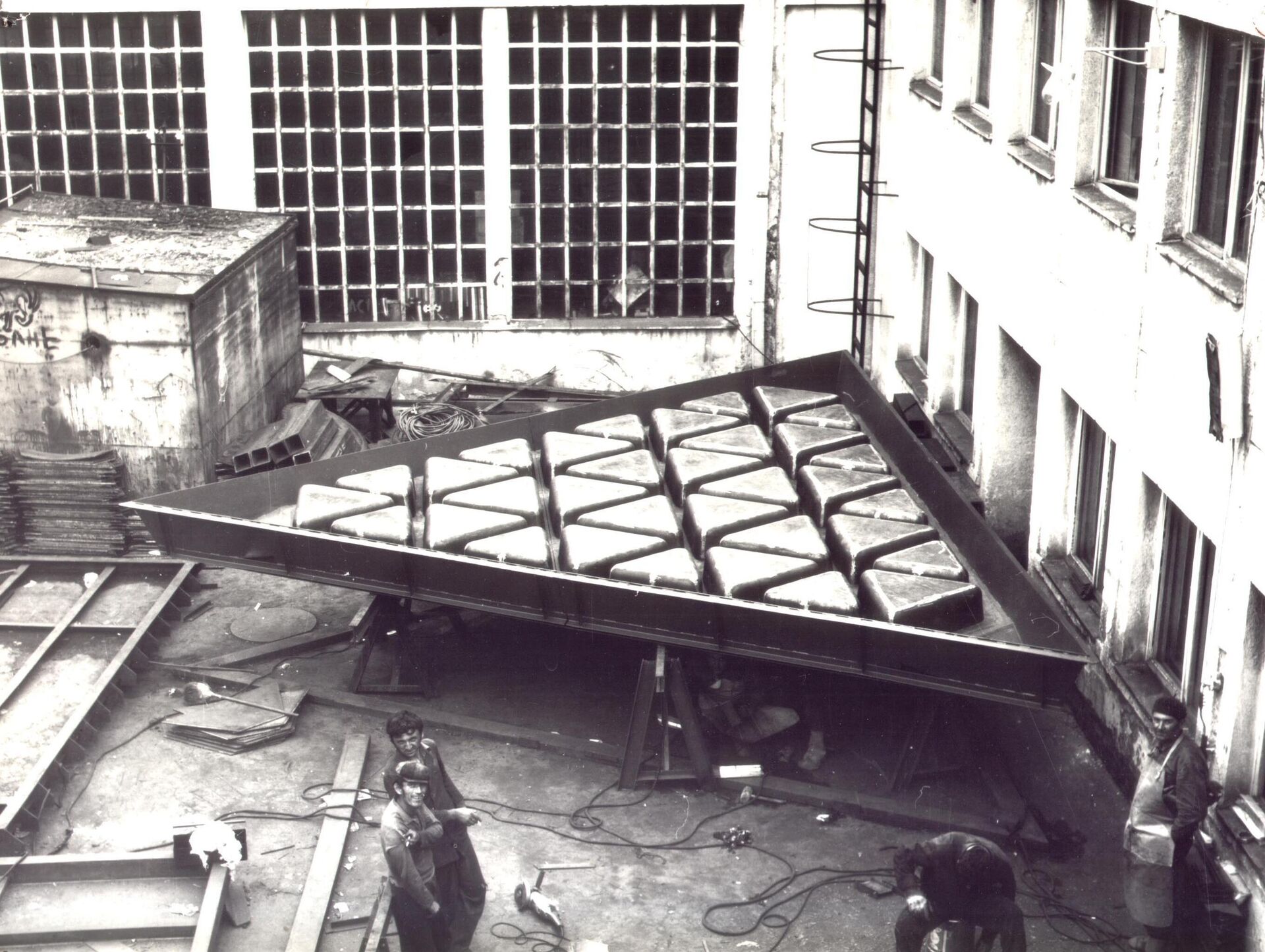 Kalup za livenje trougaonih prefabrikovanih ploča koje su bile osnovni modul za izgradnju sajamskih hala - Sputnik Srbija, 1920, 15.03.2023