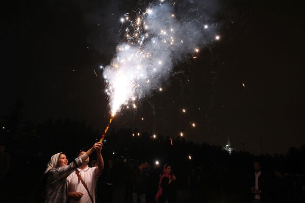 Iranci ispaljuju vatromet u parku tokom proslave Skerletne srede - Sputnik Srbija
