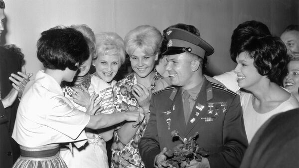 Космонаут Јуриj Гагарин током сусрета са совјетским моделима у Лондону, у јулу 1961. године. - Sputnik Србија
