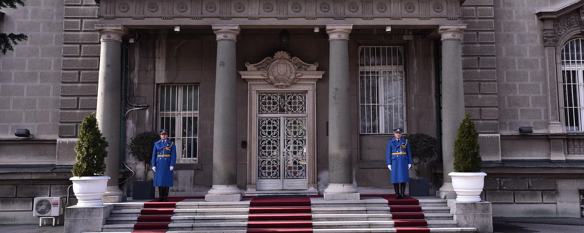 Gardisti ispred zgrade Predsedništva - Sputnik Srbija, 1920, 02.04.2023