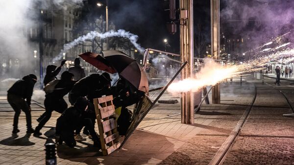 Sukob demonstranata i policije u Nantu. - Sputnik Srbija