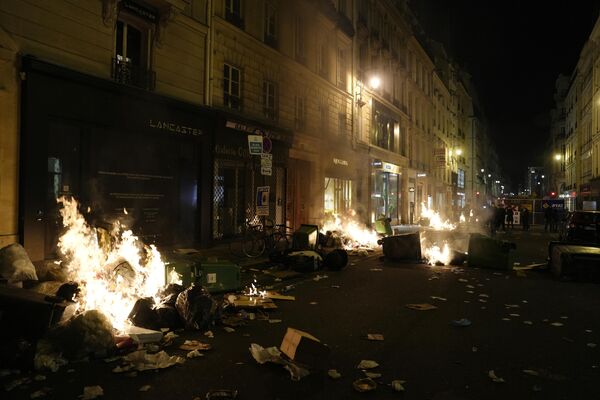 Demonstranti su posle protesta u blizini Trga Konkord u Parizu zapalili kontejnere. - Sputnik Srbija