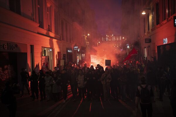 Demonstranti marširaju ulicama Marselja, na jugu Francuske. - Sputnik Srbija