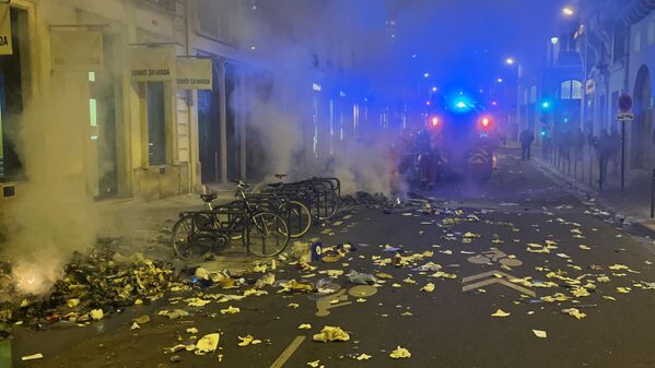 Улица у Паризу након протеста. - Sputnik Србија