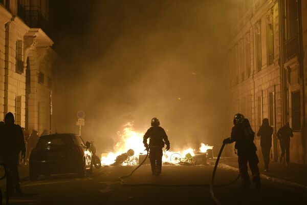 Vatrogasci gase požar na ulici posle protesta. - Sputnik Srbija