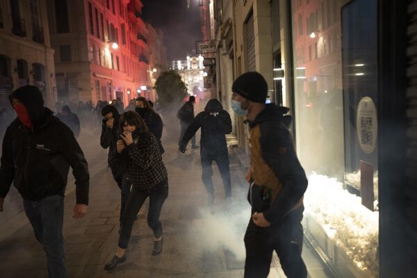 Učesnici demonstracija beže od bačenog suzavca. - Sputnik Srbija