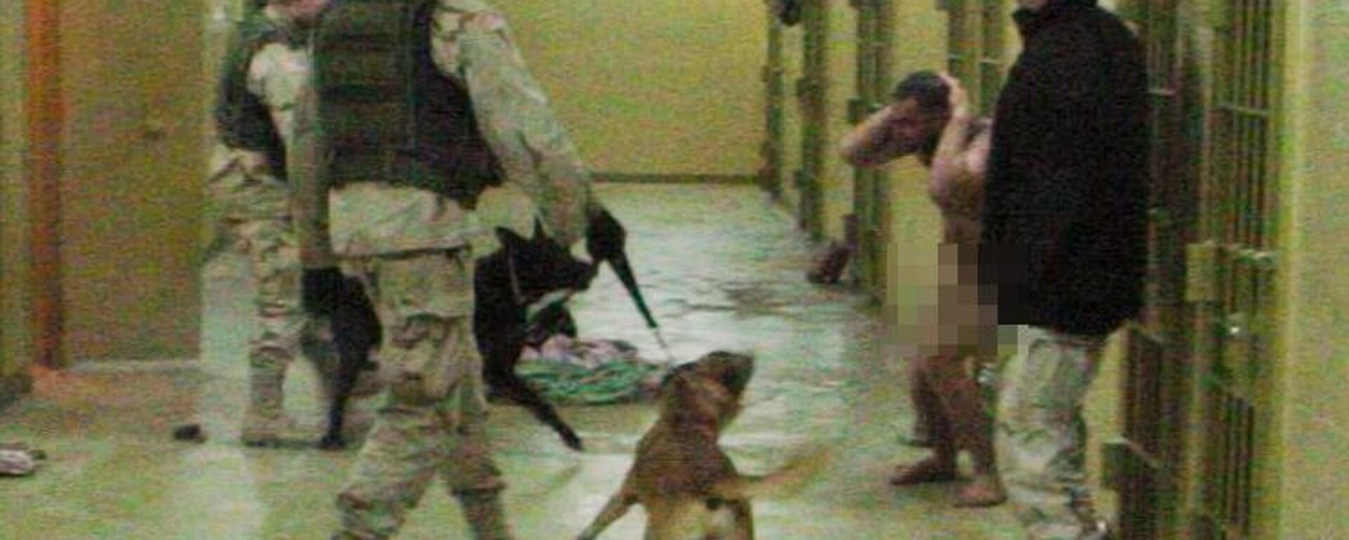 Američki vojnici se iživljavaju nad iračkim zatvorenikom u zatvoru Abu Grejb, 2003. godina - Sputnik Srbija, 1920, 20.03.2023