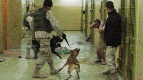 Američki vojnici se iživljavaju nad iračkim zatvorenikom u zatvoru Abu Grejb, 2003. godina - Sputnik Srbija
