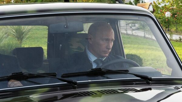 Vladimir Putin vozi Nivu - Sputnik Srbija