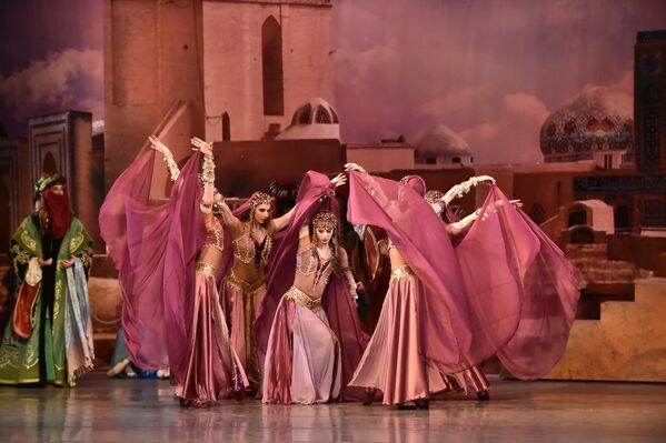 Scena iz drugog čina predstave Gusar - ples devojaka iz Seid-Ppaši­nog hare­ma - Sputnik Srbija