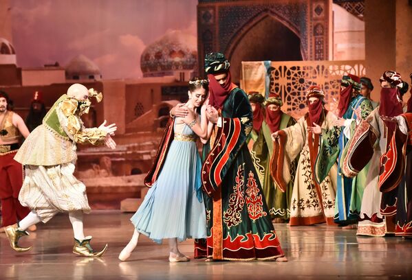 Prva celovečernja baletska predstava — jednočinke „Šeherezada“ i „Silfide“ (koreografiju prenela Jelena Poljakova) premijerno su izvedene 19. marta 1923. godine i taj datum se smatra zvaničnim početkom rada Baleta Narodnog pozorišta u Beogradu. - Sputnik Srbija