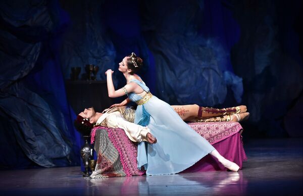 Naslovnog junaka – gusara Konrada igrao je Hoze Iglesias, lik Medore dočarala je Sofija Matjušenskaja, dok je u ulozi Gulnare nastupila Teodora Spasić. - Sputnik Srbija