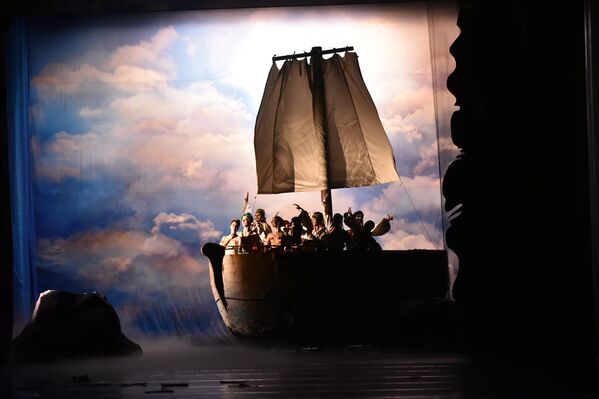 Završna scena predstave Gusar - Kon­rad, Medo­ra i dru­gi gusa­ri plo­ve otvo­re­nim morem u susret novim avan­tu­ra­ma - Sputnik Srbija