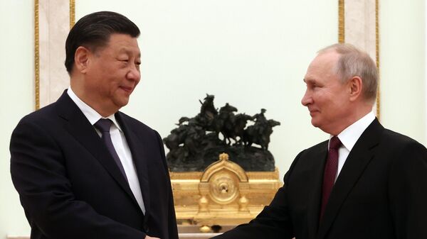 Председатель КНР Си Цзиньпин и президент России Владимир Путин на встрече в Кремле - Sputnik Србија