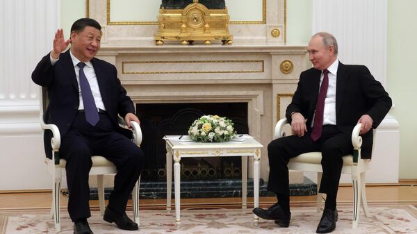 Председатель КНР Си Цзиньпин и президент России Владимир Путин на встрече в Кремле - Sputnik Србија