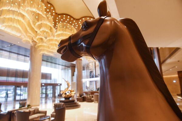 Skulptura konja u foajeu hotela - Sputnik Srbija