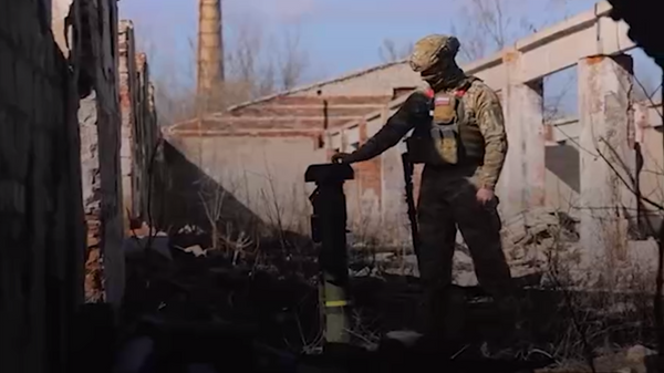 Руски војник са заплењеним ракетним бацачем НАТО производње у зони специјалне војне операције у Украјини - Sputnik Србија