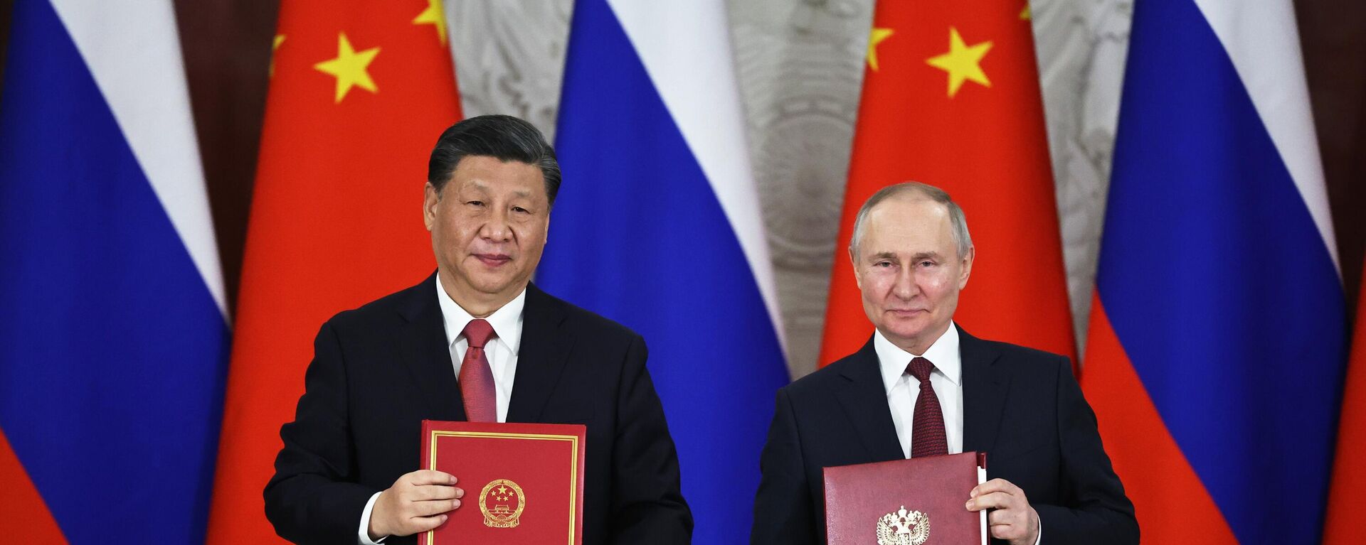 Председници Кине и Русије, Си Ђинпинг и Владимир Путин, након потписивања заједничке изјаве - Sputnik Србија, 1920, 21.03.2023