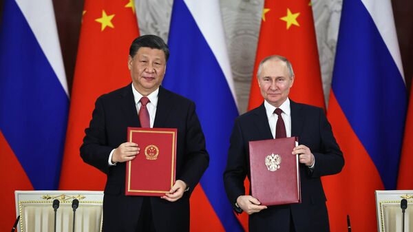 Председници Кине и Русије, Си Ђинпинг и Владимир Путин, након потписивања заједничке изјаве - Sputnik Србија