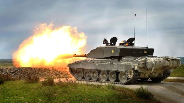 Challenger 2 tank live firing during exercise - Sputnik Srbija