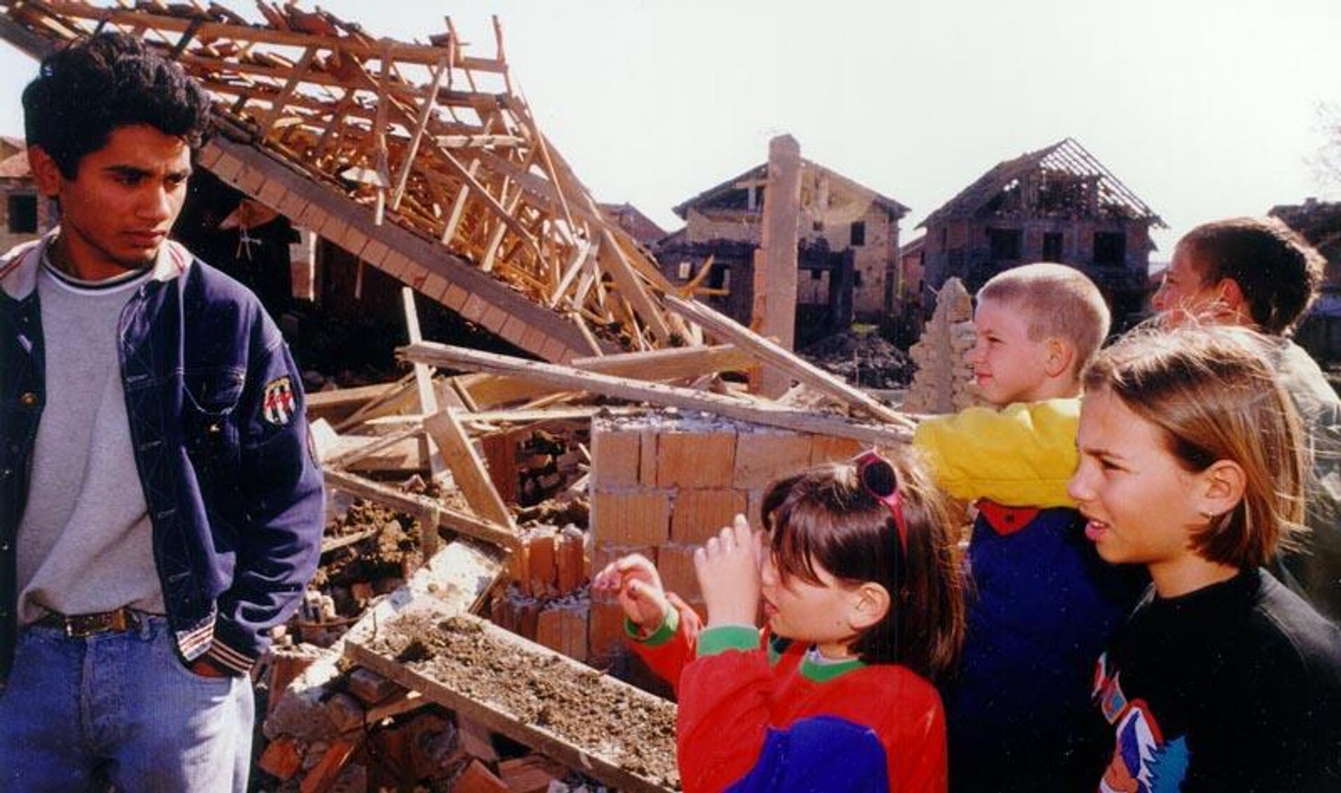 Разрушенные в результате бомбардировки НАТО дома в послке Видовлан, Югославия, 1999 год - Sputnik Србија, 1920, 24.03.2023