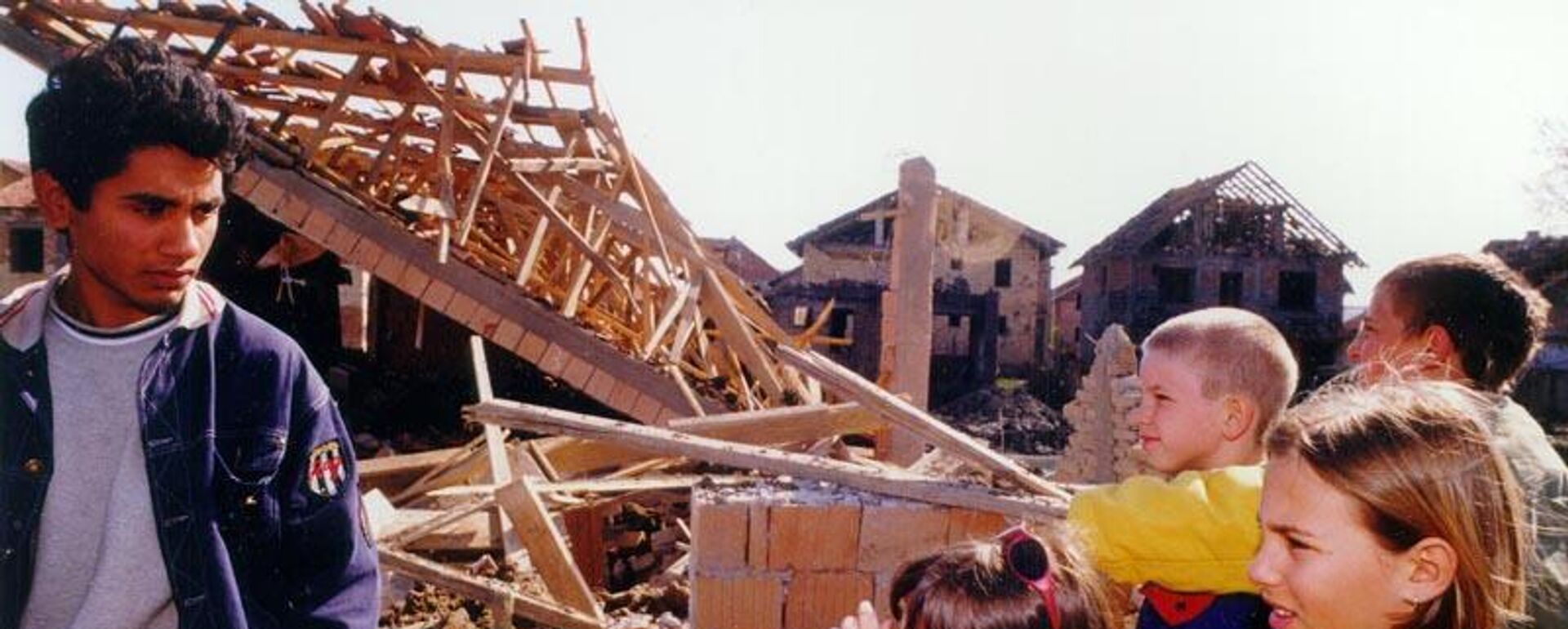 Куће уништене НАТО бомбардовањем у насељу Видовлан, Југославија 1999. - Sputnik Србија, 1920, 24.03.2023